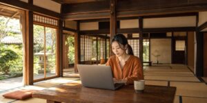 大広間で作業する女性
