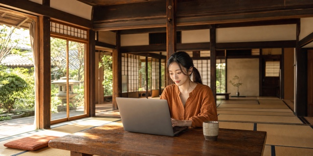大広間で作業する女性